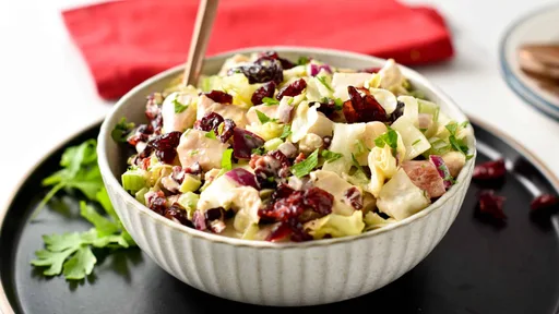 Ensalada de pollo con arándanos rojos