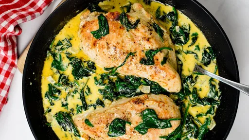 Pollo cremoso con espinacas