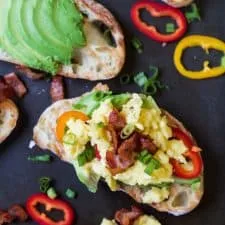 Bruschetta de desayuno sobre tostada de aguacate