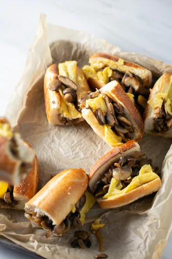 Sandwich de champiñón y cebolla