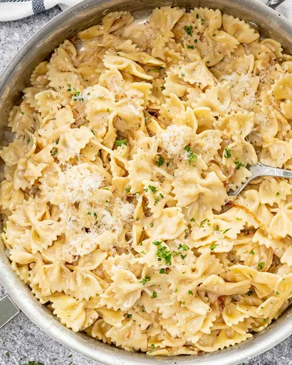 Pasta con cebolla caramelizada