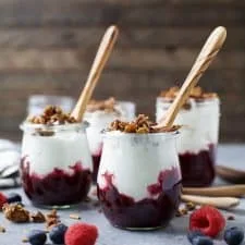 Parfait de yogur con compota de frutos rojos