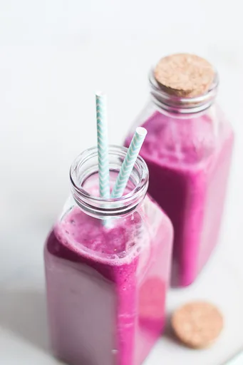 Smoothie de betabel y moras, smoothie rosa