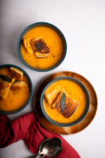 Sopa de calabaza vegana con crutones de sándwich de queso