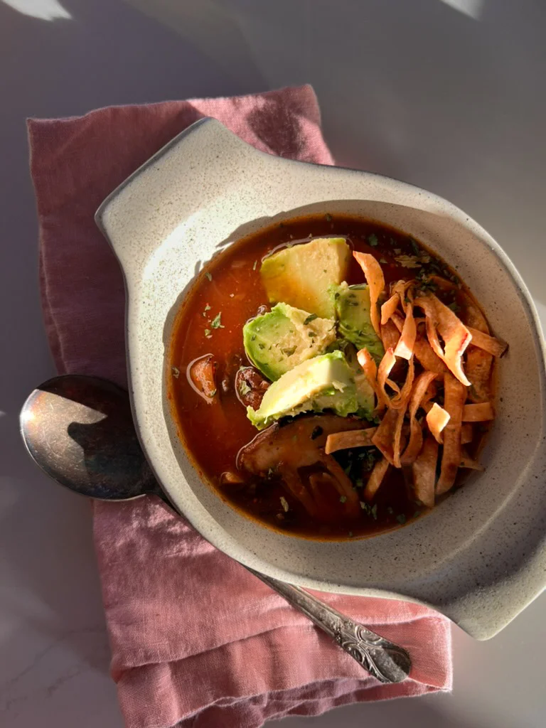 Sopa Mexicana de Champiñones con Caldo de Tomate y Chipotle