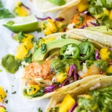 Los mejores tacos de pescado a la parrilla con salsa de mango