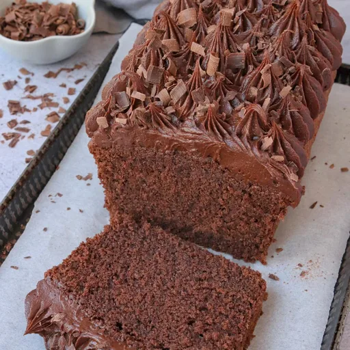 Bizcocho de chocolate en molde rectangular