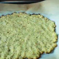 Masa de pizza de coliflor y hierbas