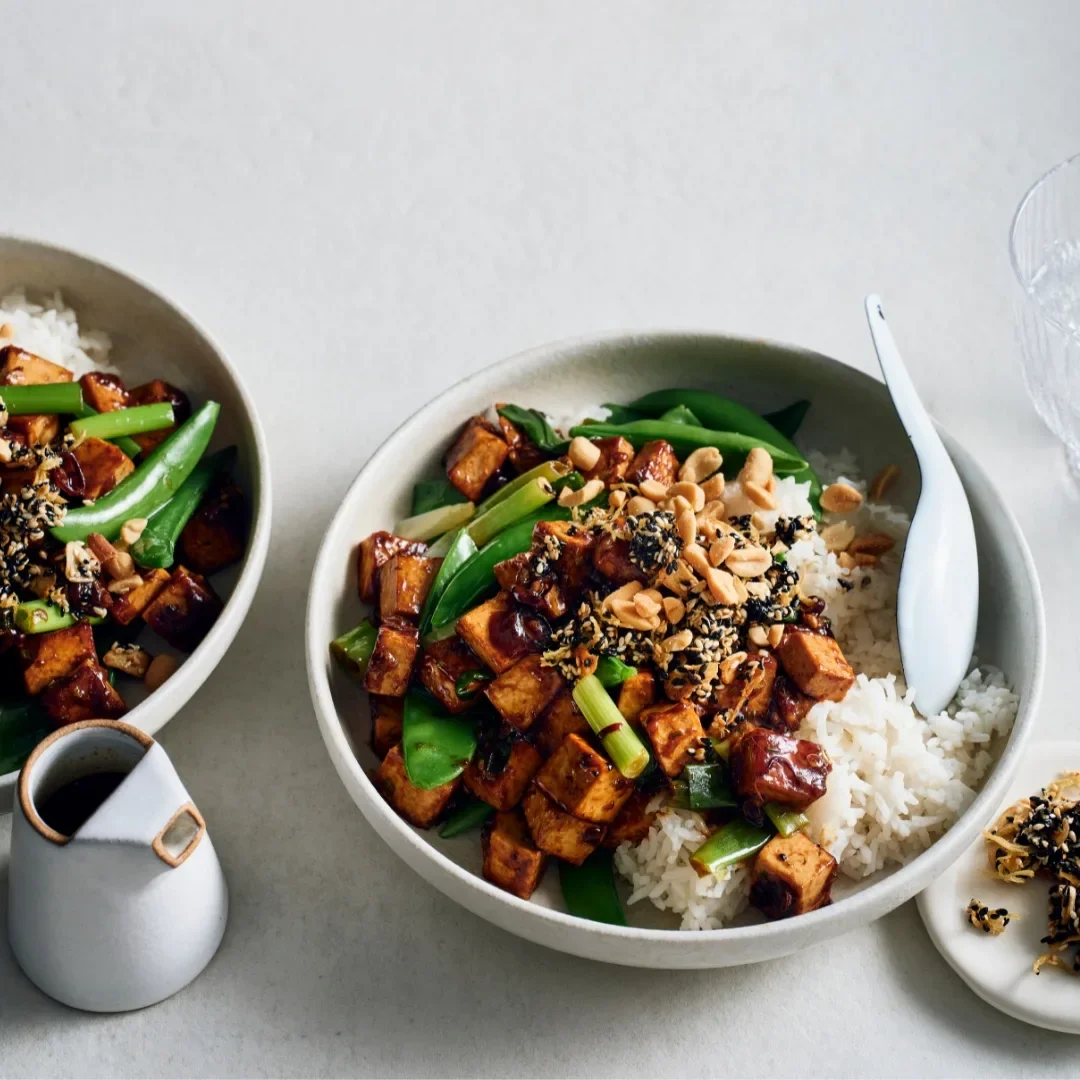 Tofu kung pao com farofa de gergelim