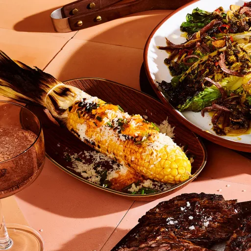 Maíz asado al fuego con mantequilla de Espelette y queso Manchego de Lennox Hastie