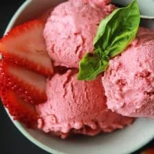 Yogur helado casero de fresa y albahaca