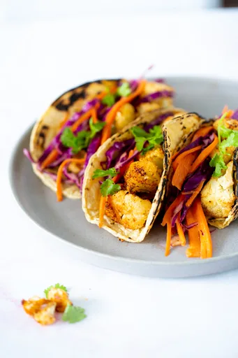 Tacos de coliflor rostizada con chipotle