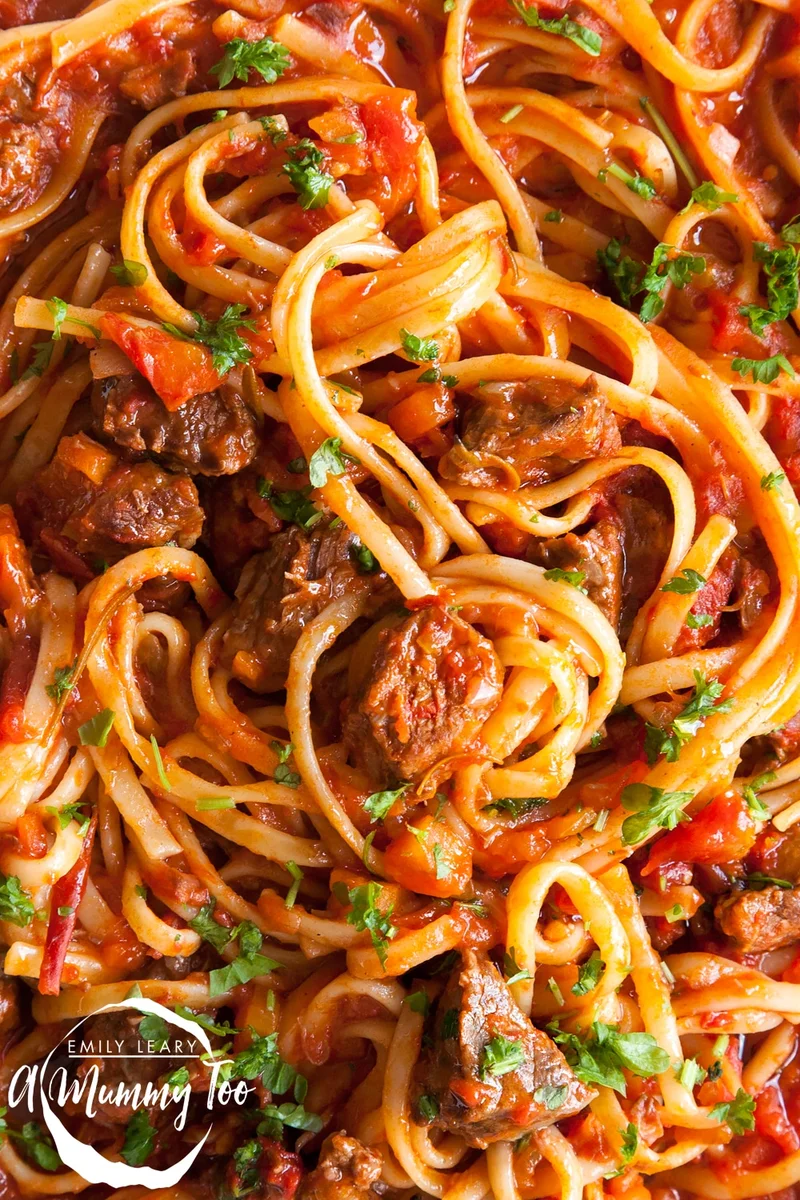 Linguine al ragù di manzo cotto lentamente in una sola pentola