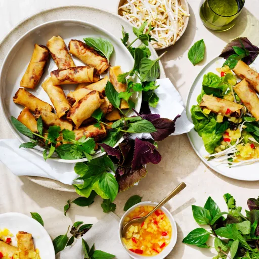 Rollitos de primavera vietnamitas con nuóc châm de piña