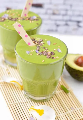 Batido Verde Cetogénico con Espinacas y Aguacate