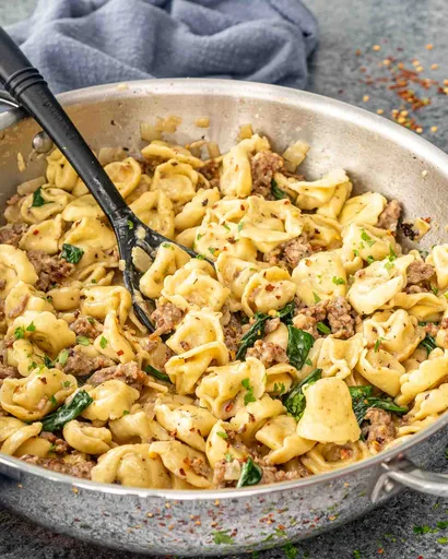Tortellini cremosos con salchicha