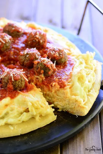 Pizza de espaguetis con albóndigas
