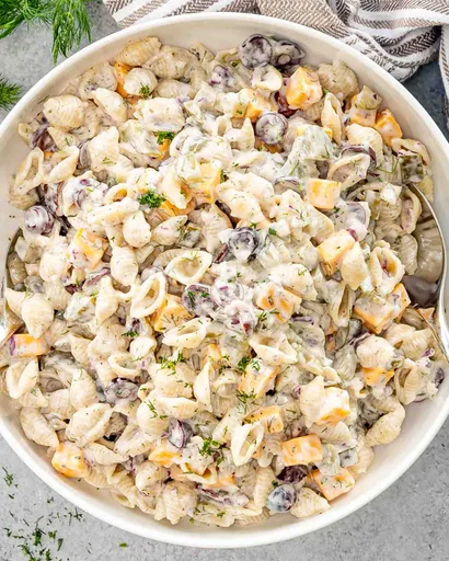 Ensalada de pasta con pepinillo agrio