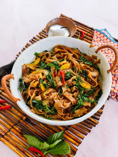 Fideos con albahaca tailandesa