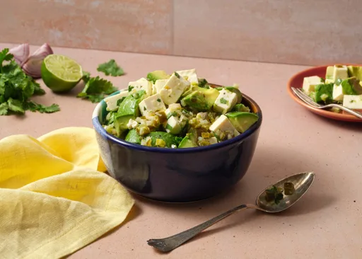 Ensalada de aguacate y queso panela