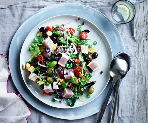 Ensalada nizarda con atún blanco