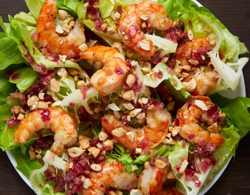 Ensalada de lechuga Bibb con gambas a la parrilla