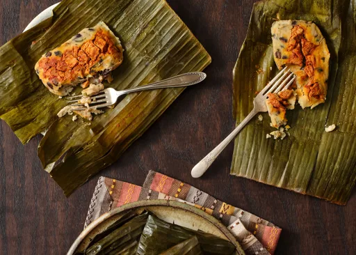 Tamales de frijol negro con cerdo pibil