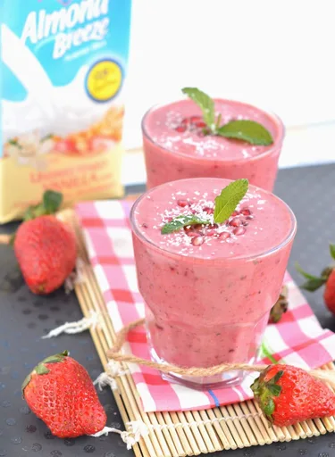Batido de frutos rojos mixtos con leche de almendras y vainilla