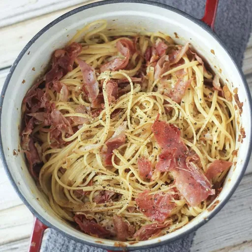 Pasta linguine con jamón serrano
