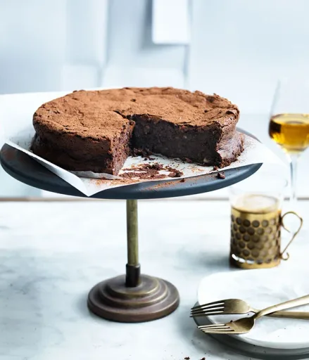 Flourless chocolate cake with hazelnut and buttermilk