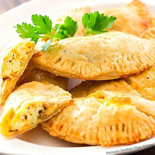 Empanadas de desayuno con salchicha y huevo