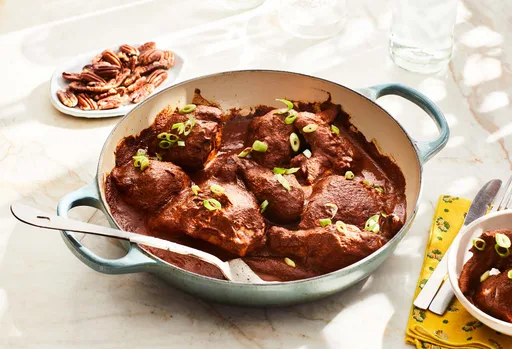 Pollo en salsa de nuez pecana y chile ancho