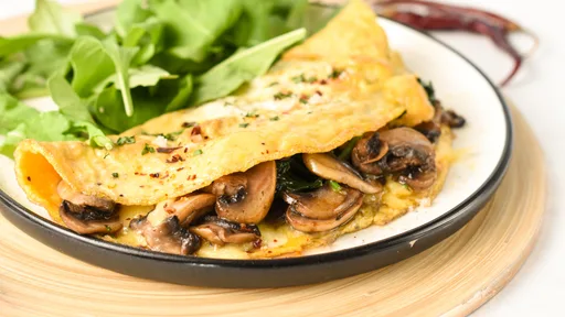 Tortilla francesa de espinacas y champiñones
