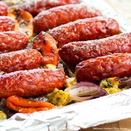 Salchicha y verduras al horno en bandeja