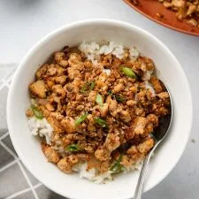Bol de Tofu con Sabor a Carne Estilo Asiático