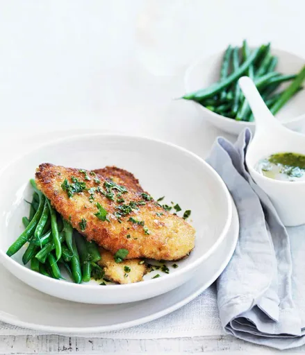 Pollo empanado con mantequilla de limón, ajo y hierbas