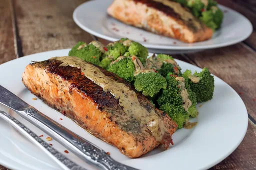 Salmón con salsa cremosa de eneldo y estragón