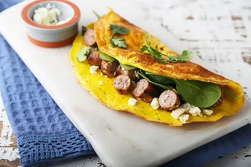 Tortilla de salchicha, espinacas y queso feta