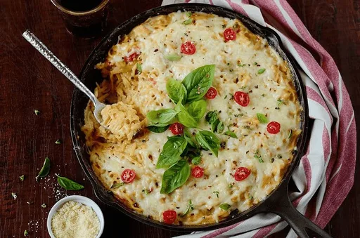 Pasta con pollo al horno