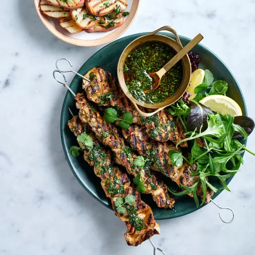 Brochetas de cerdo con chimichurri y patatas a la parrilla