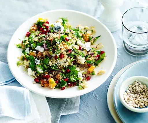 Ensalada de quinoa con granada, calabaza y queso de cabra ceniciento