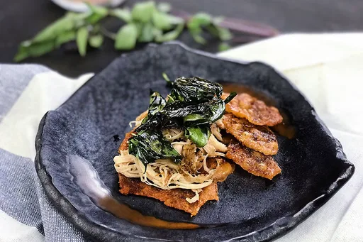 Tostada de piel de pollo crujiente especiada