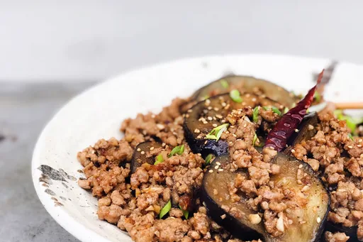 Berenjena picante con cerdo picado