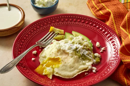 Nidos de huevo con tortilla de maíz