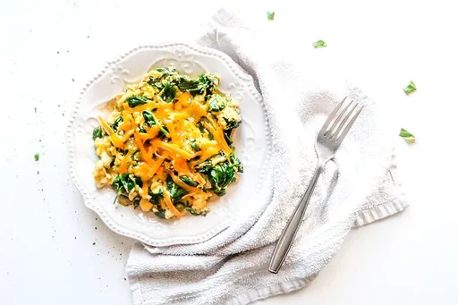 Huevos revueltos con espinacas y queso cheddar