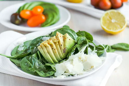 Ensalada cetogénica de espinacas y berros