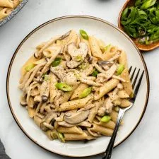 Pasta cremosa con champiñones y miso (vegana)