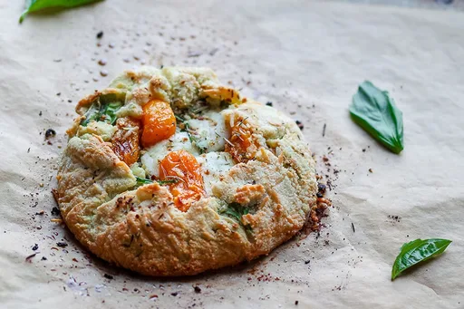 Galette de tomate, albahaca y mozzarella