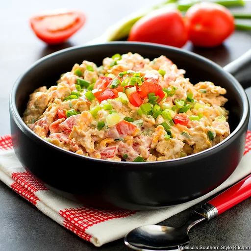 Ensalada de tomate y galletas saladas
