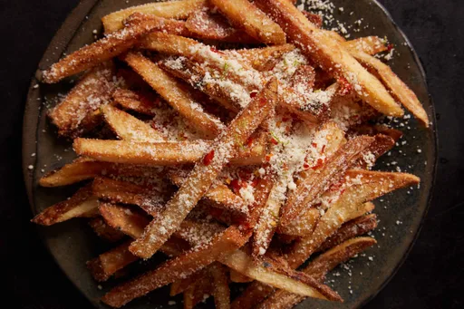 Patatas fritas con sal de chiltepín y queso cotija